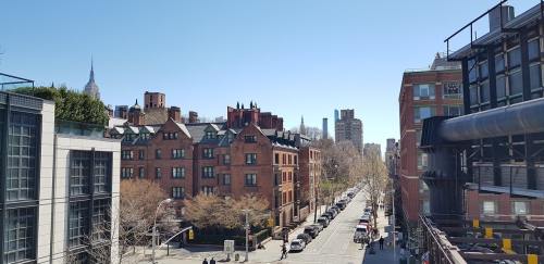 郑钦文，8强！科斯秋克气得摔拍子