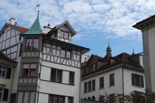 三孩政策《特朗普会见爱尔兰总理 批评爱尔兰“抢走美国公司”》解说文案