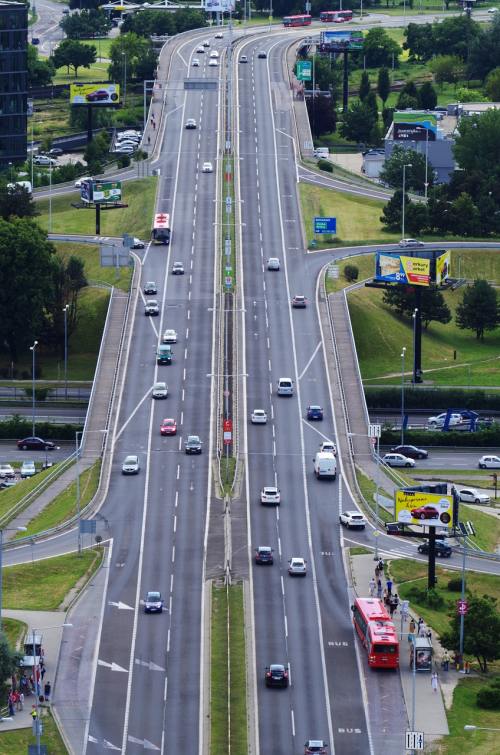 燕矶长江大桥完成首个跨高速钢梁曲线顶推