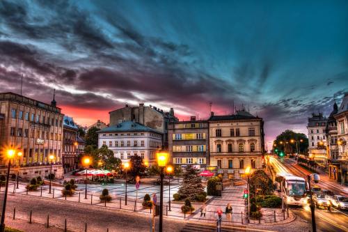 Wigan romp to 10-try win over spirited Salford