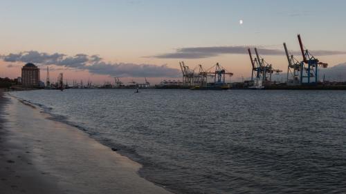 电影《福建平潭港首艘万吨级重大件运输船顺利入境》解说文案