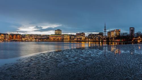 刚刚，雷军闪现武汉大学！SU7 Ultra和YU7在樱花树下亮相