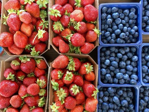 浆果蓝莓与草莓
