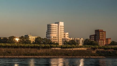 20米距离充电不用线，光谷这项技术能给无人机“隔空补能”