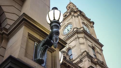 超模刘雯走秀时高跟鞋掉了，手提鞋子踮起脚尖淡定走完