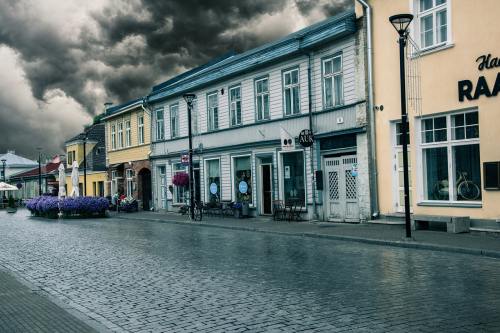 Warrington go third after comeback win over Leeds