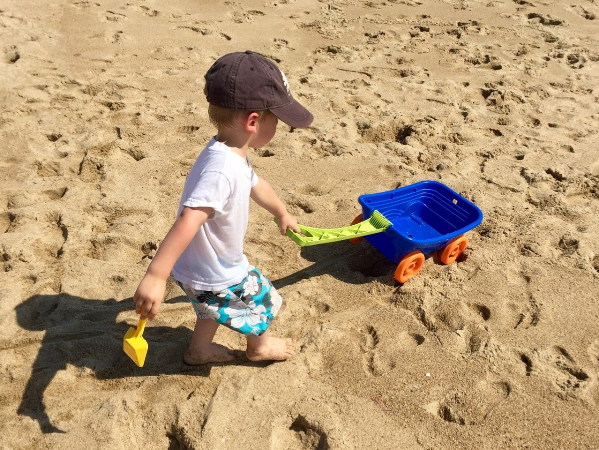 沙滩上玩耍的小男孩免费图片