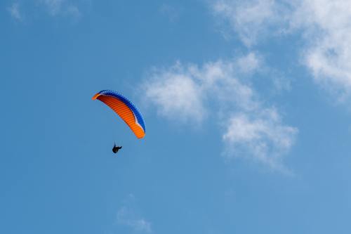 天空飞行的滑翔伞