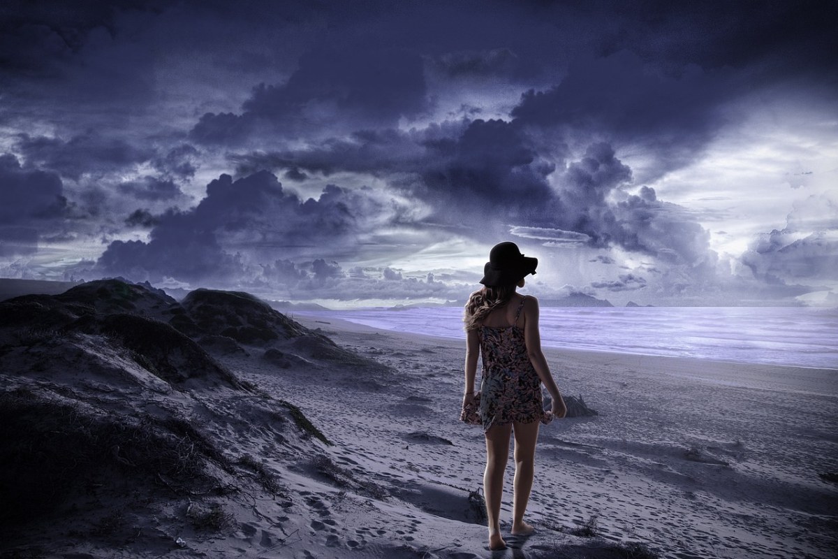 海边的孤独美女人物背影免费图片