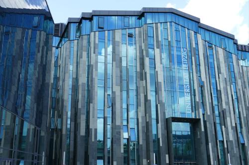 电影《共建低空经济教育新生态，翼飞教育科技与中国研学网开启战略合作》解说文案