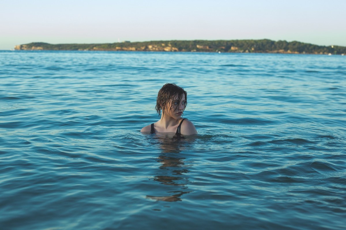 水中的女人免费图片