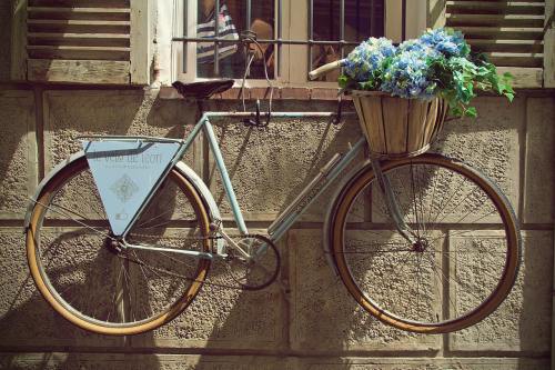 如何持续用力推动房地产市场止跌回稳？