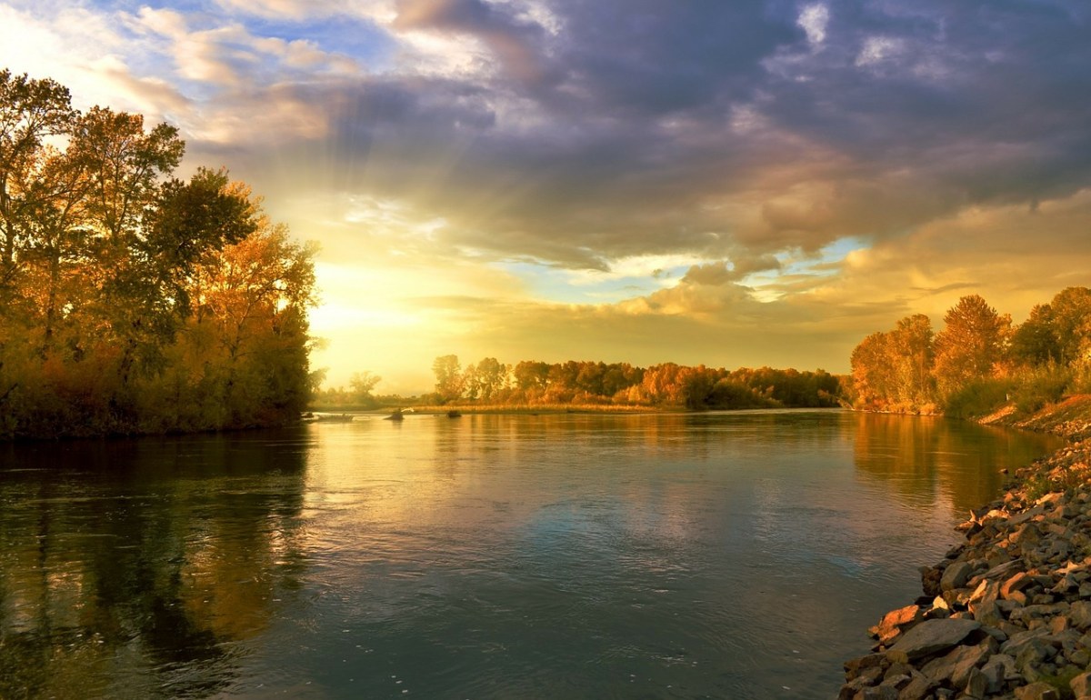 秋天的河流与晚霞风景免费图片