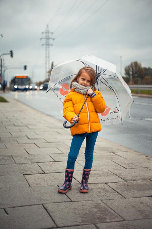 感动亿万网民的中美家庭在上海“奔现”！两家人一同游玩迪士尼乐园，网友：看到了地球村的样子
