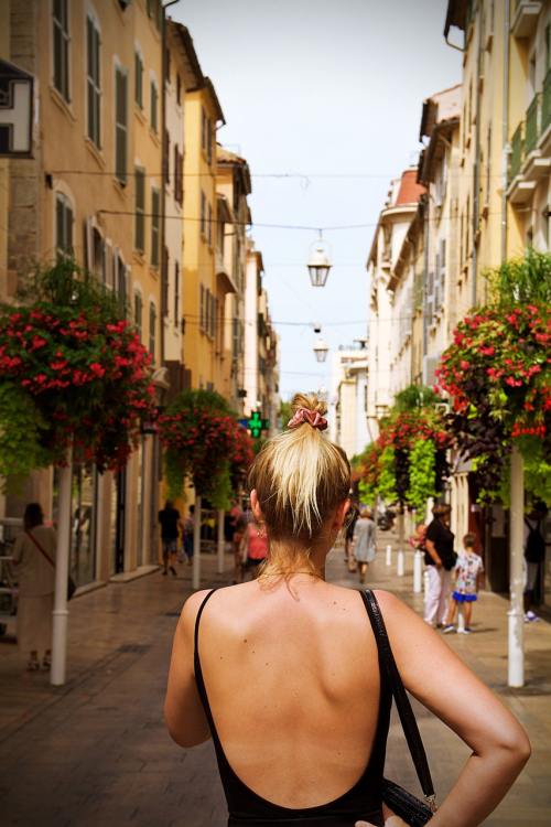 于东来“插手”员工婚礼？彩礼、酒席都受限，网友直呼管太多！