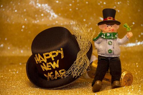 新年快乐帽子与玩偶