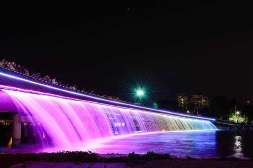 Saracens close on top four with win at Leicester