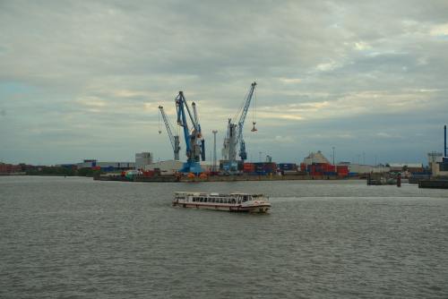 Mr Vango holds on to win Midlands Grand National