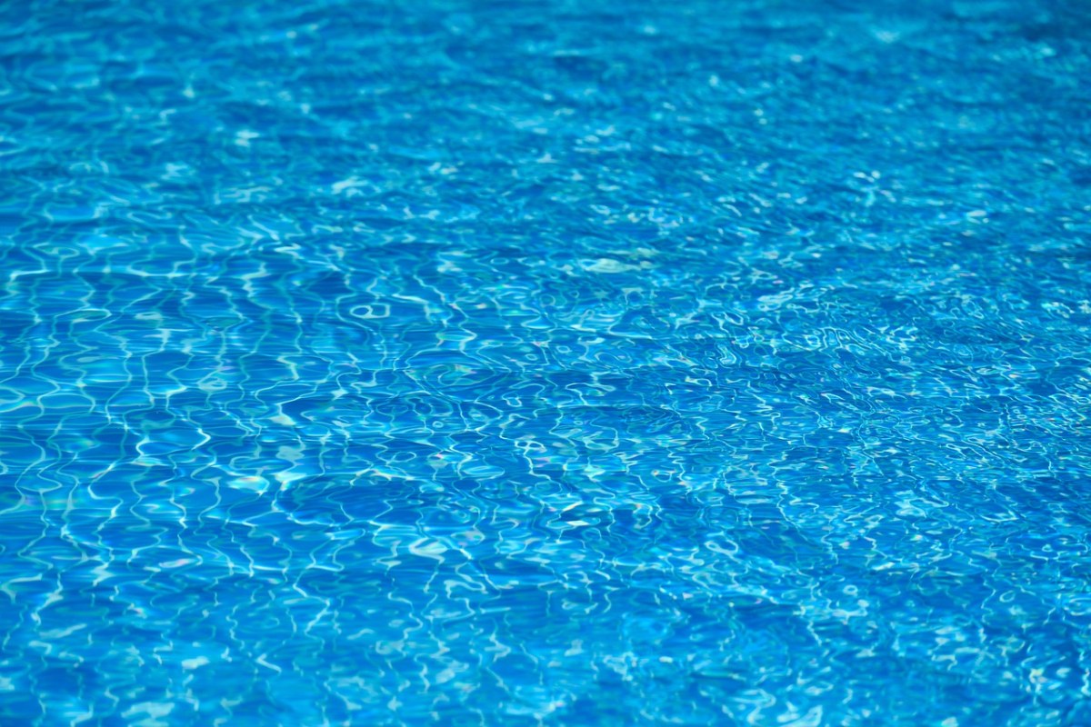 蓝色的游泳池水面免费图片
