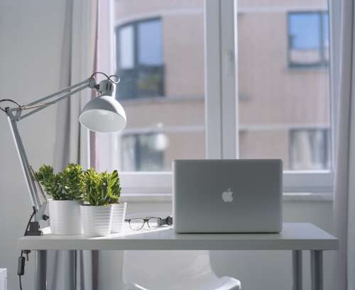 办公桌上的苹果电脑与台灯图片