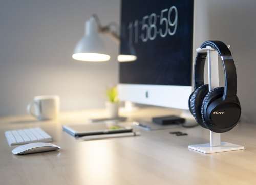 办公桌上的台灯与电脑和耳机