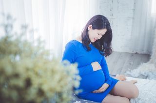 在孕早期阶段里，孕妇的肚脐不会发生太大的变化。不过随着孕期的增加，孕妇的肚脐会慢慢地向上凸起，同时伴有脐周疼痛的情况，而有些孕妇甚至会出现肚脐下面瘙痒的情况。那么，孕妇肚脐下面痒是怎么回事呢？1、雌激孕中期可以吃野菜吗,妈妈网小百科