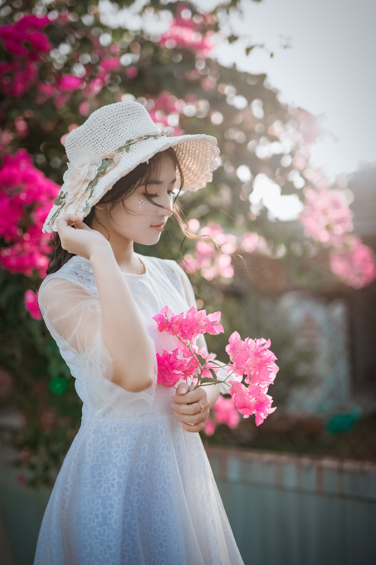 鲜花丛中微笑的清纯美女人物 - 免费可商用图片 - cc0.cn
