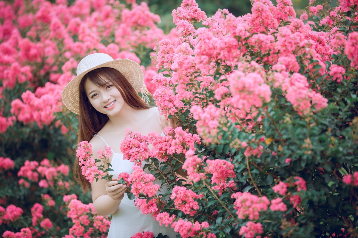花丛中微笑的清纯美女人物免费图片