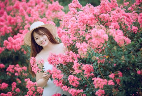 花丛中微笑的清纯美女人物