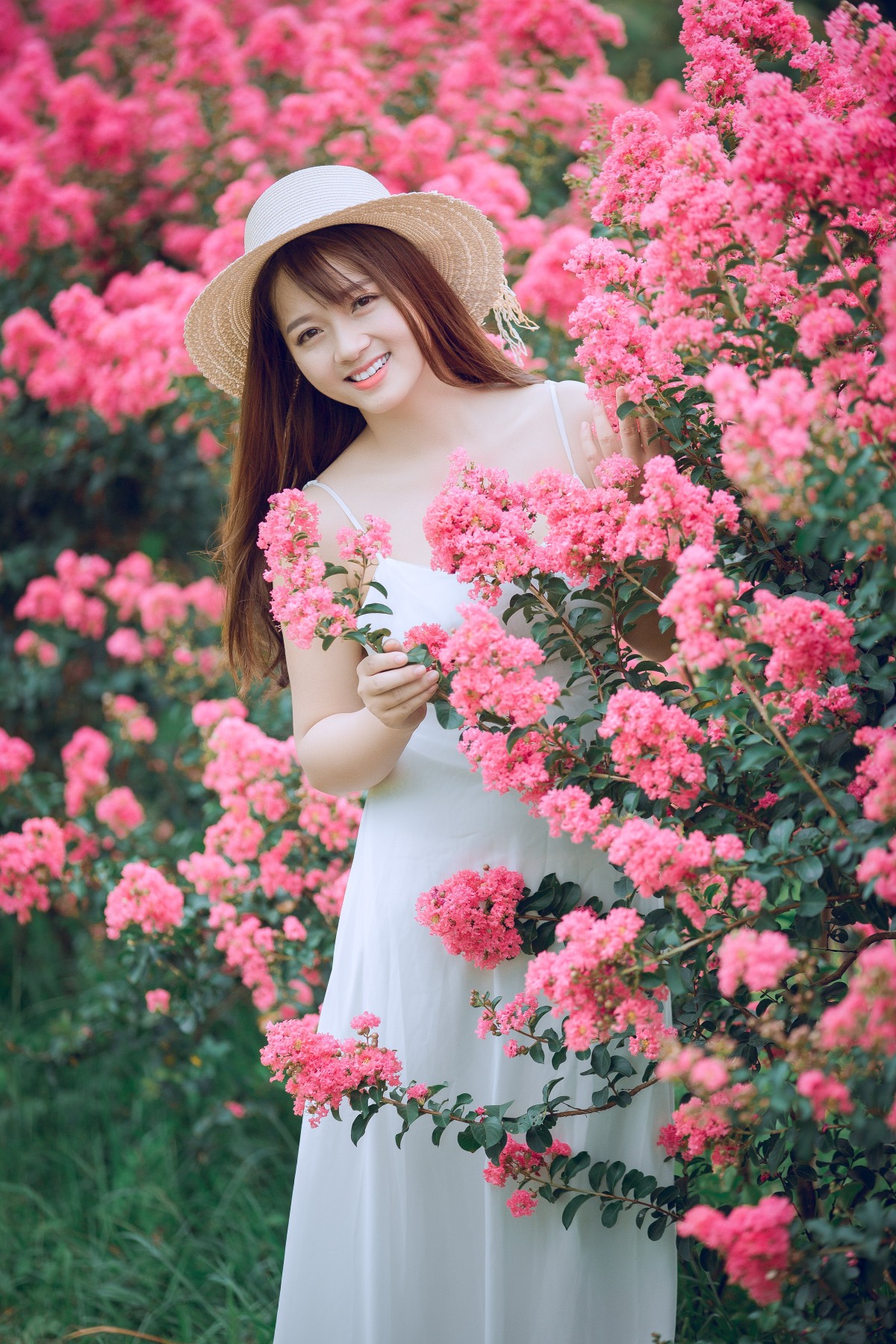 鲜花丛中微笑的清纯美女人物免费图片