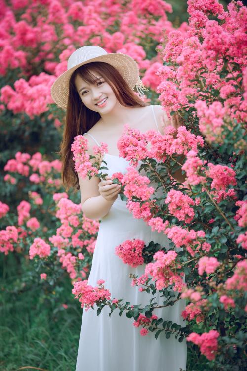 鲜花丛中微笑的清纯美女人物