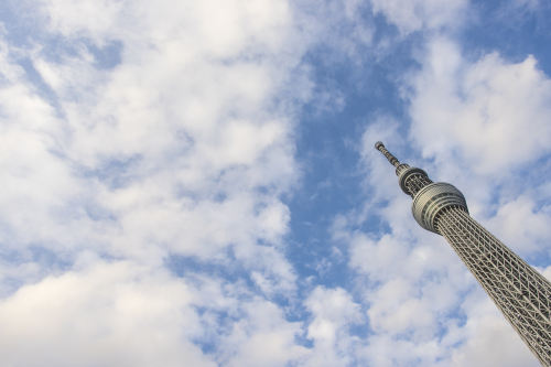 蓝天白云下的东京晴空塔(天空树)