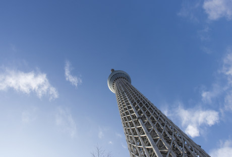 蓝天下的东京的地标晴空塔(天空树)
