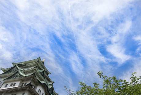 蓝天下的日本天守阁建筑
