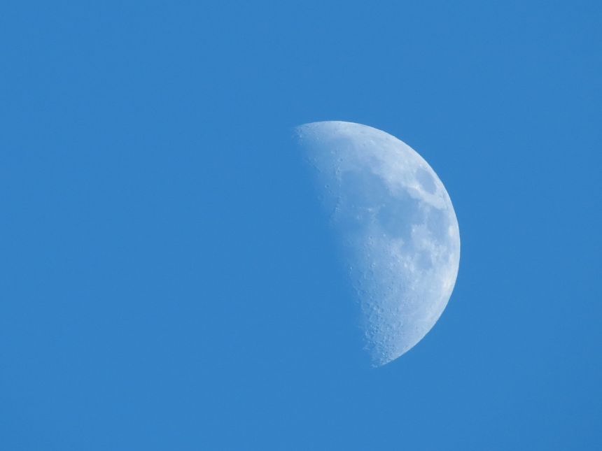 半个月亮的图片