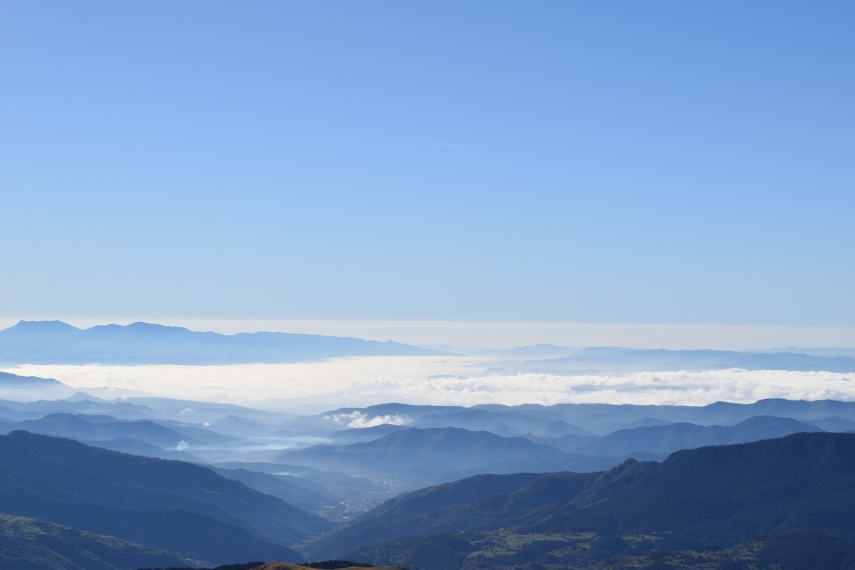 群山连绵的云雾风景图片免费图片