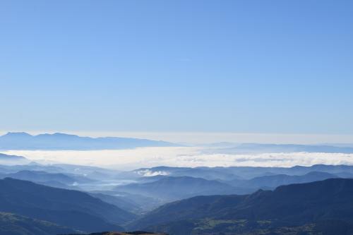 群山连绵的云雾风景图片