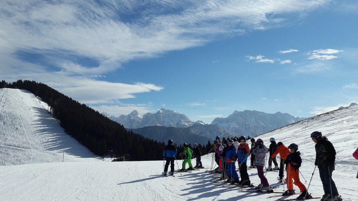冬季滑雪运动的人物免费图片