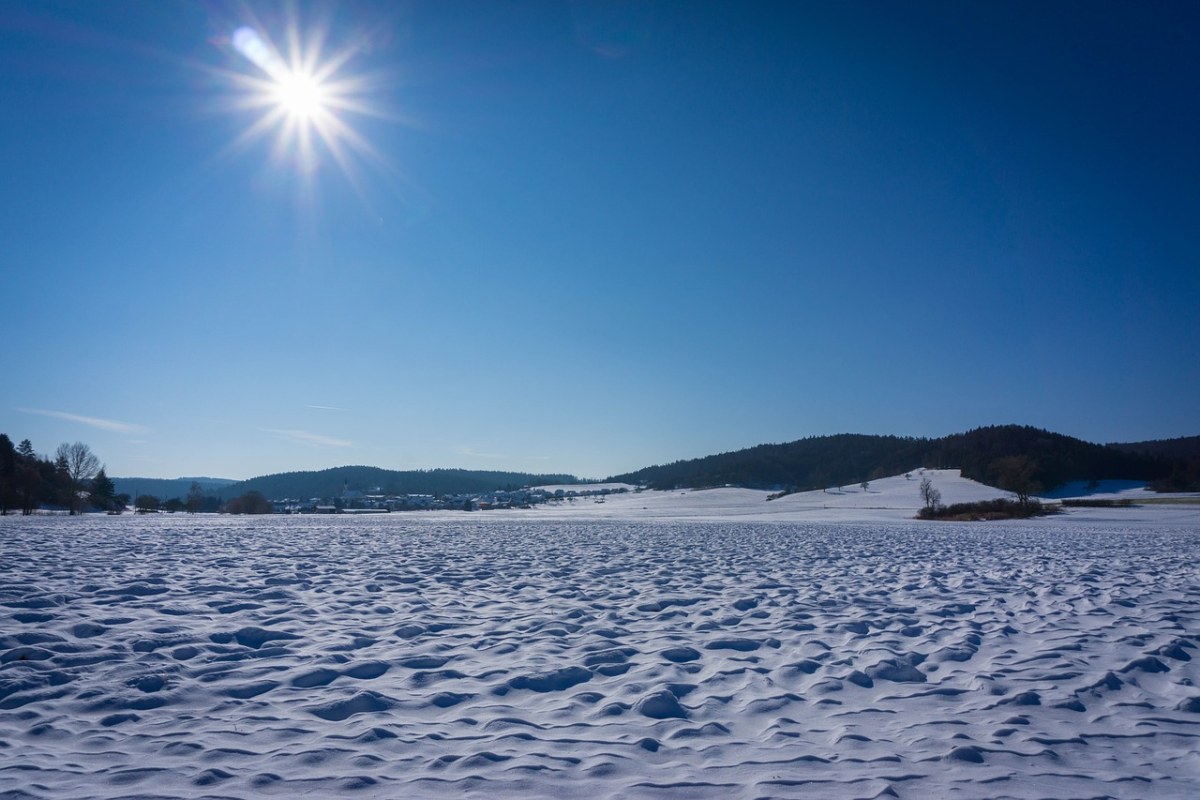 冬天的雪地风景免费图片