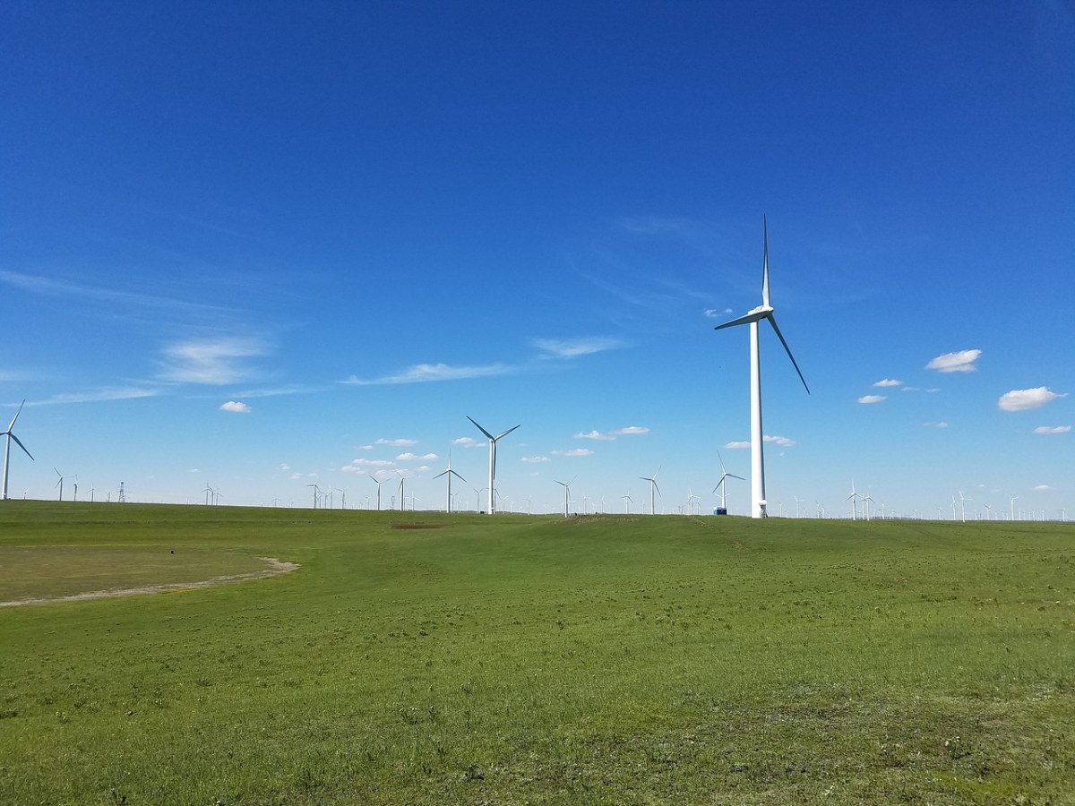 草原上的风力发电风车免费图片