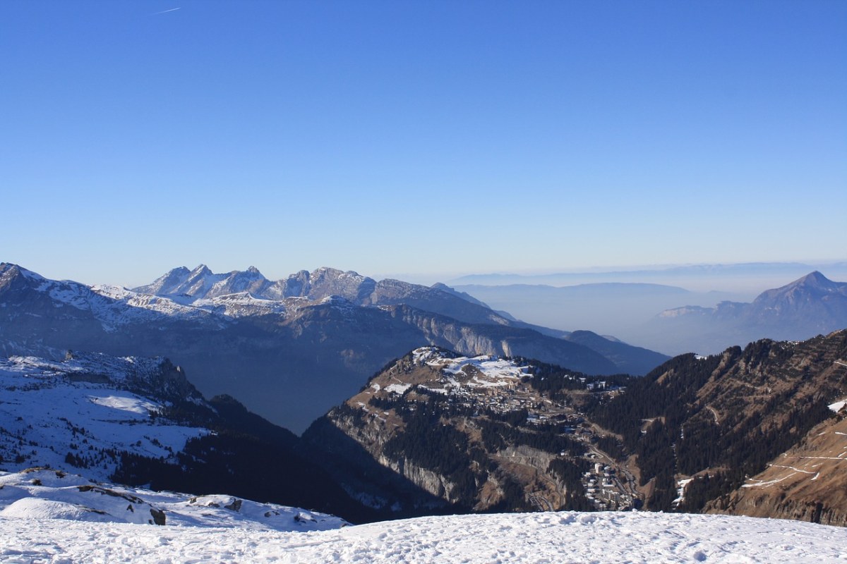 冬天山峰的残雪图片免费图片