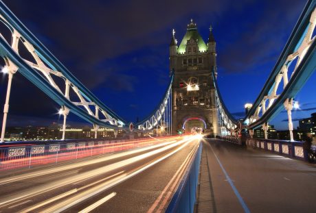 伦敦塔桥桥面的夜景图片