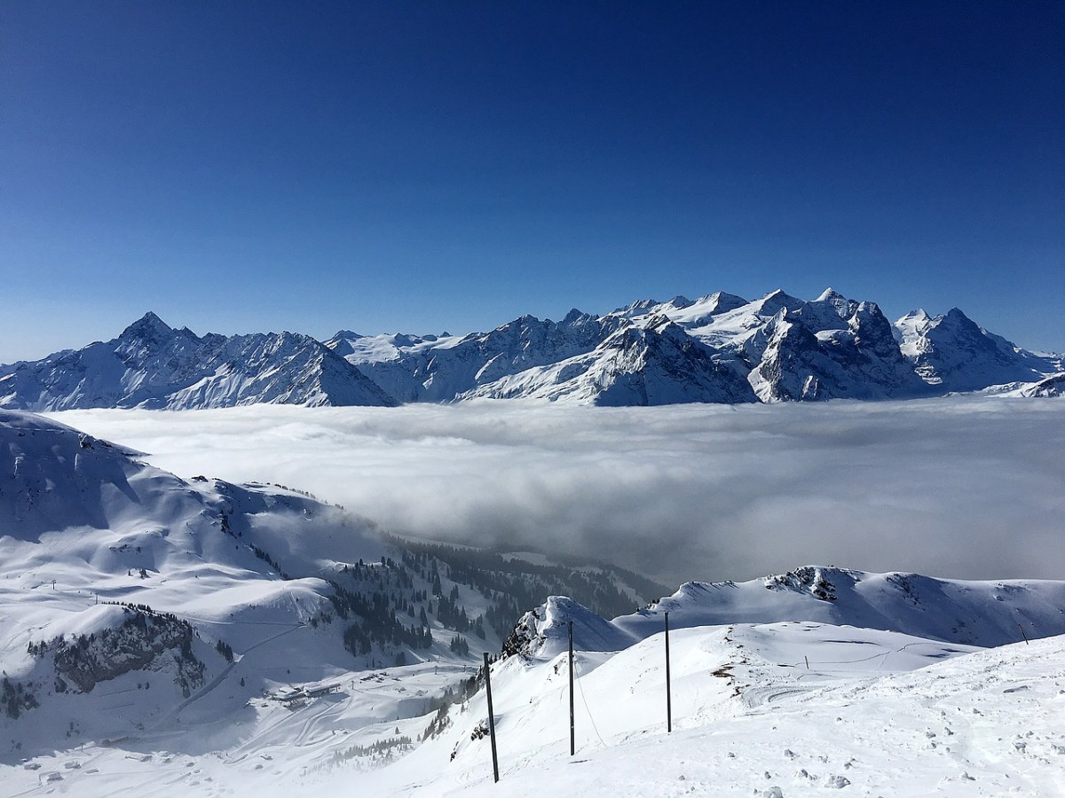 雪山山间的云雾风景图片免费图片
