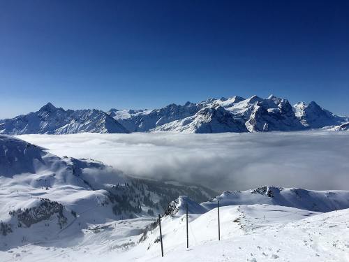 雪山山间的云雾风景图片