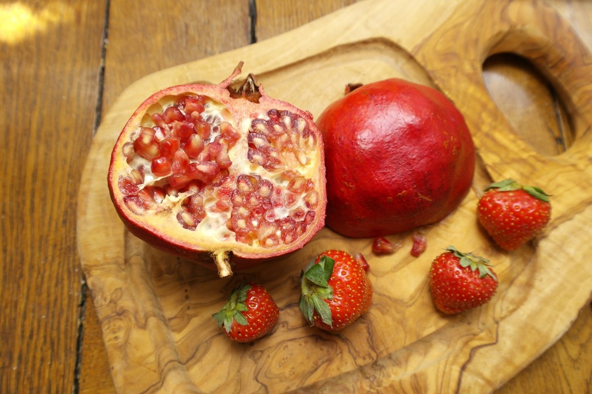 石榴与草莓水果静物图片免费图片