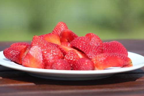 盘子里切开的草莓图片