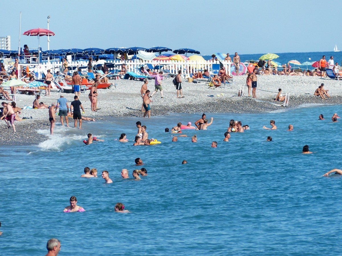 夏天的在海中避暑的人群免费图片