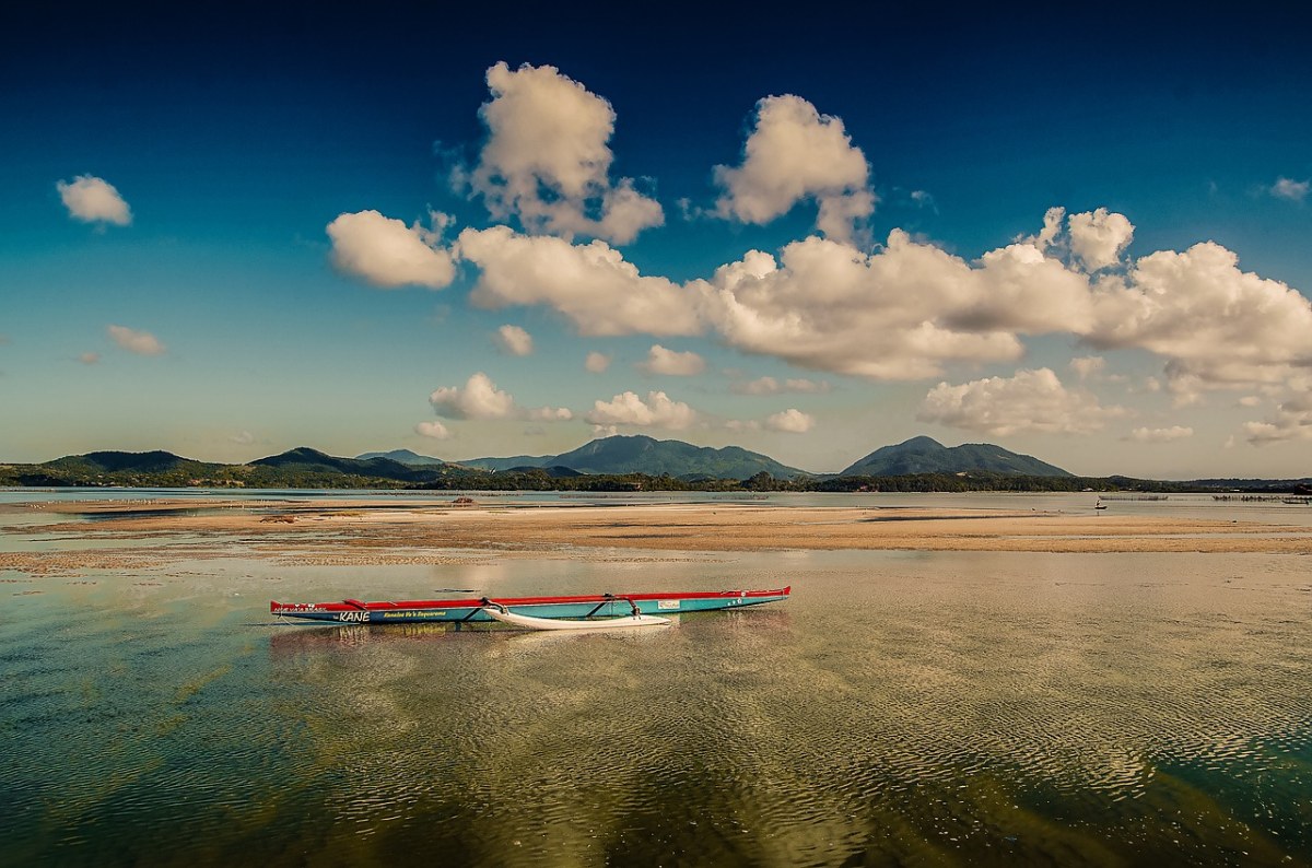 湖面上的小船与云朵风景图片免费图片