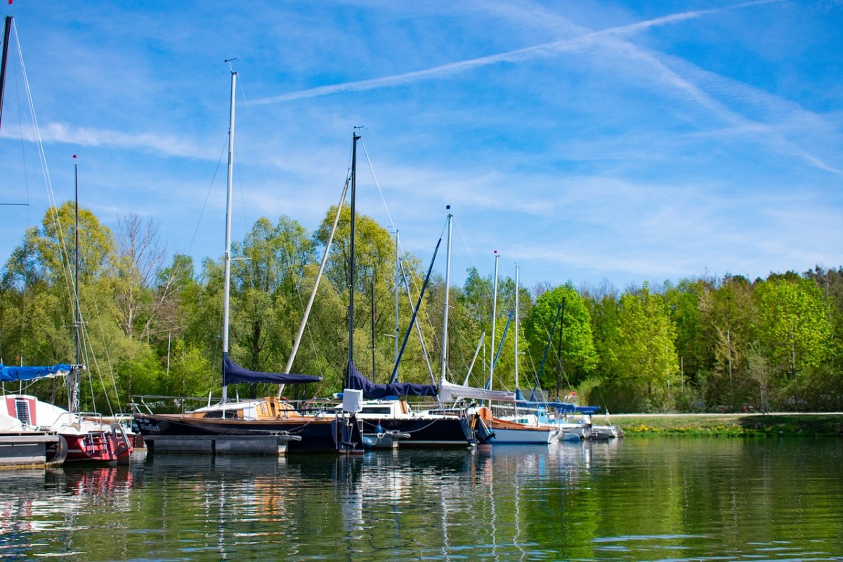 湖岸边停泊的帆船免费图片