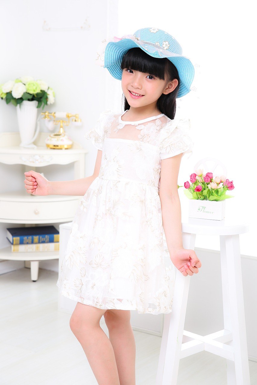 穿白裙子的可爱小女孩肖像免费图片